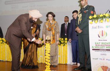 यूपीईएस विश्वविद्यालय में भारतीय खाद्य संरक्षा एवं मानक प्राधिकरण द्वारा आयोजित ‘‘ईट राइट-मिलेट मेले’’ का दीप प्रज्वलित करते हुए राज्यपाल।
