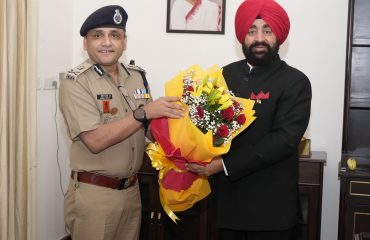 राज्यपाल से शिष्टाचार भेंट करते हुए डीजीपी अभिनव कुमार।