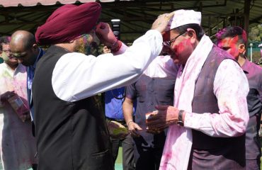 होली के अवसर पर राज्यपाल से भेंट कर होली की शुभकामनाएं देते हुए मुख्यमंत्री श्री पुष्कर सिंह धामी।