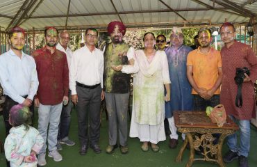 होली के अवसर पर राजभवन के अधिकारी, कर्मचारी एवं उनके परिजनों के साथ होली मनाते हुए राज्यपाल एवं प्रथम महिला श्रीमती गुरमीत कौर।