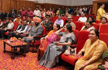 होली मिलन कार्यक्रम के अवसर पर राज्यपाल एवं प्रथम महिला श्रीमती गुरमीत कौर।