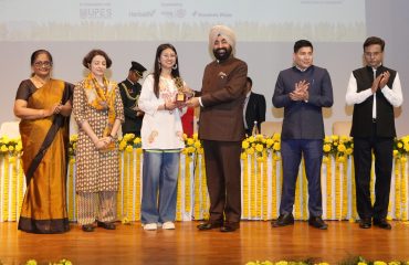 मेले में विभिन्न प्रतियोगिताओं के विजेताओं को सम्मानित करते हुए राज्यपाल।