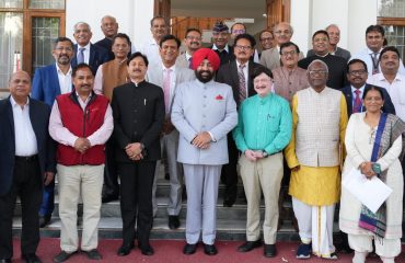 निजी विश्वविद्यालयों के कुलपतियों के साथ राज्यपाल।