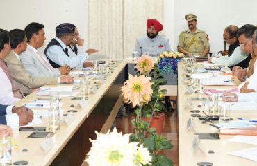 राजभवन में निजी विश्वविद्यालयों के कुलपतियों के साथ बैठक करते हुए राज्यपाल।