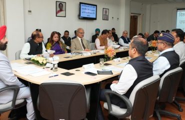 राजभवन में निजी विश्वविद्यालयों के कुलपतियों के साथ बैठक करते हुए राज्यपाल।