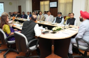 राजभवन में निजी विश्वविद्यालयों के कुलपतियों के साथ बैठक करते हुए राज्यपाल।