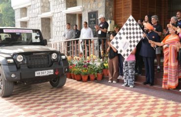 Governor flagging off the 'Purple Fire Women Car Rally'.