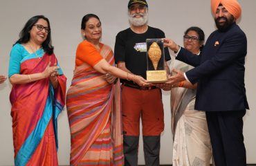 Governor presenting a memento to the organisers of Forum for Breast Cancer Protection.
