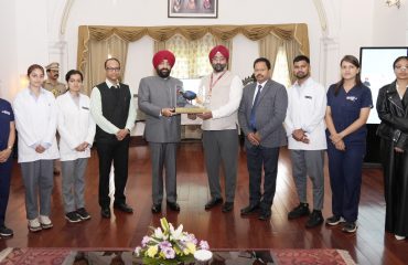 Governor presenting mementos to the residents of Rajasthan living in Uttarakhand at the Rajasthan State Foundation Day program at Raj Bhawan.
