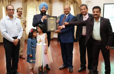 राज्यपाल का अभिवादन स्वीकारते हुए उड़िया समाज, देहरादून के लोग।