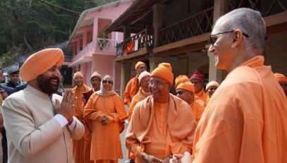 Chairman of Charitable Hospital Swami Shuddhidanand and other officials welcoming the Governor on his arrival at Advaita Ashram Mayawati located in Lohaghat.