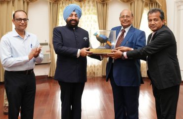 Governor presenting a memento to the people of Odia Samaj, Dehradun at a program organized at Raj Bhawan.