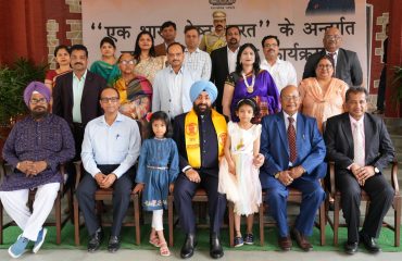 Governor with the people of Odia Samaj, Dehradun at Raj Bhawan.