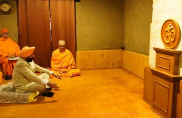 Governor meditating in the meditation room of Advaita Ashram Mayawati.