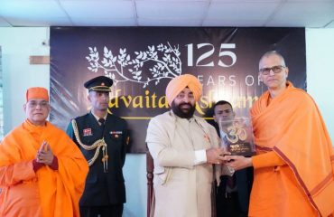 President Swami Shuddhidanand presenting a replica of Om Parvat as a gift to the Governor.
