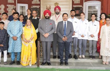 राजभवन में आयोजित कार्यक्रम में उत्तराखण्ड में रह रहे राजस्थान के निवासी लोगों के साथ राज्यपाल।