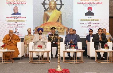 थेरवाद बौद्ध धर्म में गहन अंतर्दृष्टि और विपश्यना ध्यान लगाते हुए पूर्व राष्ट्रपति एवं राज्यपाल।