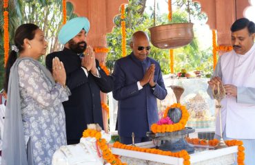 Former President and Governor offering prayers at Rajprajneshwar Mahadev Temple located at Raj Bhawan.