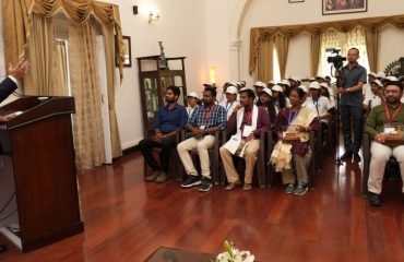 ‘‘एक भारत-श्रेष्ठ भारत’’ के तहत युवा संगम में प्रतिभाग कर रहे छात्र-छात्राओं को संबोधित करते हुए राज्यपाल।