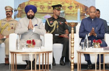 थेरवाद बौद्ध धर्म में गहन अंतर्दृष्टि और विपश्यना ध्यान लगाते हुए पूर्व राष्ट्रपति एवं राज्यपाल।
