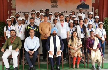 Governor with the students participating in Yuva Sangam under “Ek Bharat-Shreshtha Bharat”.