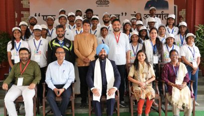 Governor with the students participating in Yuva Sangam under “Ek Bharat-Shreshtha Bharat”.