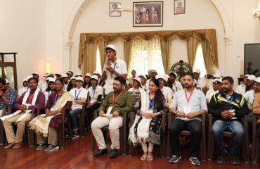 राज्यपाल से उत्तराखण्ड भ्रमण के अपने अनुभवों को साझा करते हुए ‘‘एक भारत-श्रेष्ठ भारत’’ के तहत युवा संगम में प्रतिभाग कर रहे छात्र।