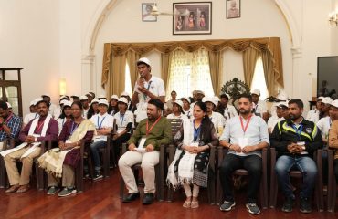 राज्यपाल से उत्तराखण्ड भ्रमण के अपने अनुभवों को साझा करते हुए ‘‘एक भारत-श्रेष्ठ भारत’’ के तहत युवा संगम में प्रतिभाग कर रहे छात्र।