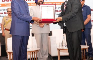 पूर्व राष्ट्रपति को भेंट स्वरूप स्मृति चिन्ह् भेंट करते हुए थेरवाद संघ परिषद के अध्यक्ष।