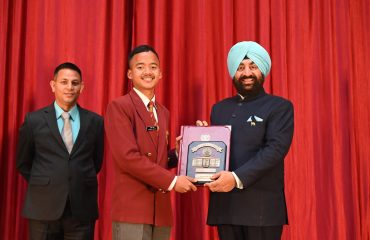 सैनिक स्कूल घोड़ाखाल, नैनीताल के 12वीं पासिंग आउट कैडेट्स के विदाई समारोह में छात्रों को सम्मानित करते हुए राज्यपाल।