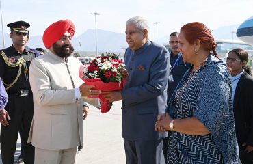 The Governor welcoming and greeting Vice President Shri Jagdeep Dhankhar and Dr. Smt. Sudesh Dhankhar.