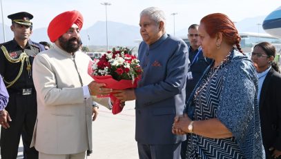 The Governor welcoming and greeting Vice President Shri Jagdeep Dhankhar and Dr. Smt. Sudesh Dhankhar.