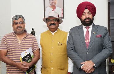 राज्यपाल से शिष्टाचार भेंट कर राजभवन परिसर में ‘‘बटरफ्लाई गार्डन’’ तैयार किये जाने के संबंध में चर्चा करते हुए प्रमुख वन संरक्षक(वन्यजीव) समीर सिन्हा एवं संजय सोंधी।