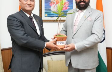 राज्यपाल से शिष्टाचार भेंट करते हुए इंदिरा गांधी राष्ट्रीय वन अकादमी के निदेशक डॉ. जगमोहन शर्मा।