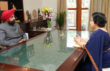 राज्यपाल से शिष्टाचार भेंट करती हुईं एम्स ऋषिकेश की निदेशक प्रो. मीनू सिंह।