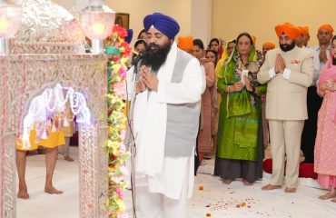 बैसाखी के पावन पर्व के अवसर पर राजभवन में कीर्तन और गुरबाणी पाठ में प्रतिभाग करते हुए राज्यपाल।