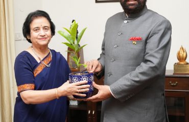 राज्यपाल से शिष्टाचार भेंट करती हुईं एम्स ऋषिकेश की निदेशक प्रो. मीनू सिंह।