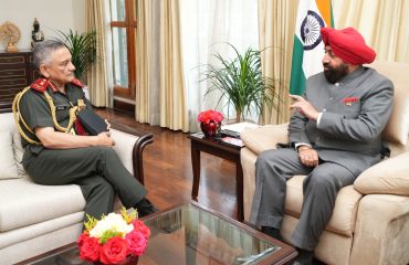 राज्यपाल से शिष्टाचार भेंट करते हुए सीडीएस (चीफ ऑफ डिफेंस स्टाफ) जनरल अनिल चौहान।
