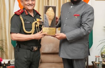 राज्यपाल से शिष्टाचार भेंट करते हुए सीडीएस (चीफ ऑफ डिफेंस स्टाफ) जनरल अनिल चौहान।