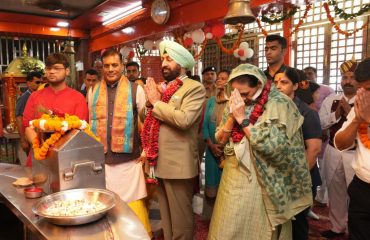 Governor offering prayers at Maa Daat Kali temple.
