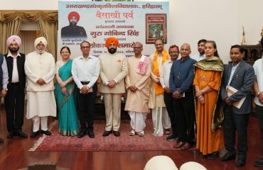 राजभवन में पुस्तक ‘‘सर्वस्वदानी जननायक गुरु गोबिंद सिंह’’ का विमोचन कार्यक्रम में प्रतिभाग करते हुए राज्यपाल।