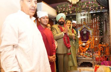 Governor offering prayers at Maa Daat Kali temple.
