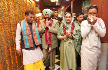 माँ डाट काली मंदिर में पूजा-अर्चना करते हुए राज्यपाल।