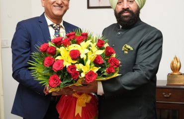 राज्यपाल से मुलाकात करते हुए ग्राफिक एरा हिल यूनिवर्सिटी के कुलपति प्रो. संजय जसोला।