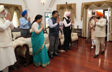 राजभवन में पुस्तक ‘‘सर्वस्वदानी जननायक गुरु गोबिंद सिंह’’ का विमोचन कार्यक्रम में प्रतिभाग करते हुए राज्यपाल।