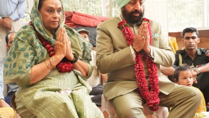 Governor offering prayers at Maa Daat Kali temple.