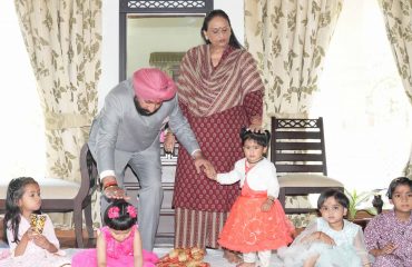 चैत्र नवरात्रि की दुर्गा अष्टमी के अवसर पर देवी स्वरूपा कन्याओं का पूजन करते हुए राज्यपाल।