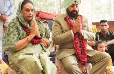 माँ डाट काली मंदिर में पूजा-अर्चना करते हुए राज्यपाल।