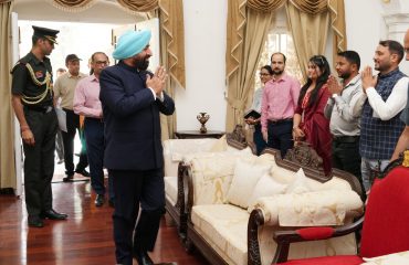 राजभवन में हिमाचल प्रदेश का स्थापना दिवस कार्यक्रम में प्रतिभाग करते हुए राज्यपाल।