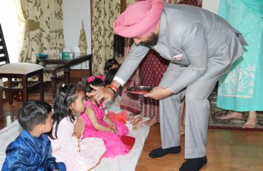 चैत्र नवरात्रि की दुर्गा अष्टमी के अवसर पर देवी स्वरूपा कन्याओं का पूजन करते हुए राज्यपाल।